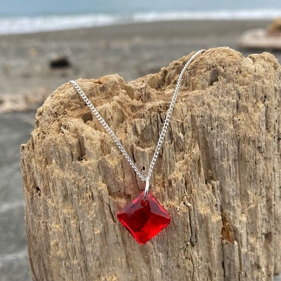Handcrafted necklace with Swarovski crystal and chain - Picture 1 of 6